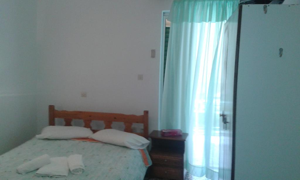 Manoleas Rooms To Let Leonidio Bilik gambar
