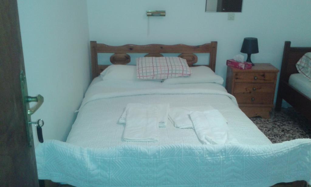 Manoleas Rooms To Let Leonidio Bilik gambar