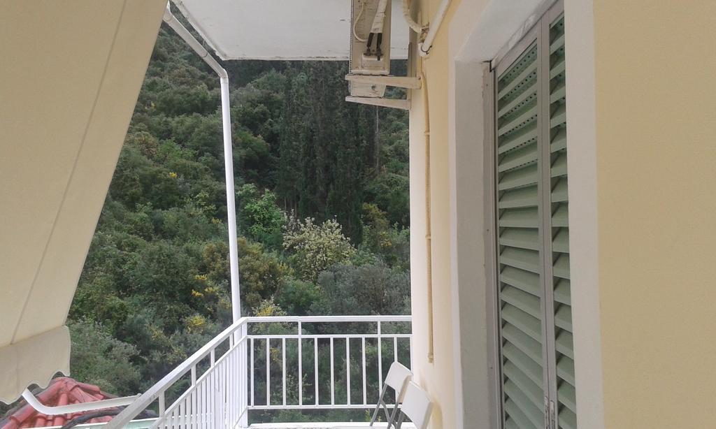 Manoleas Rooms To Let Leonidio Bilik gambar