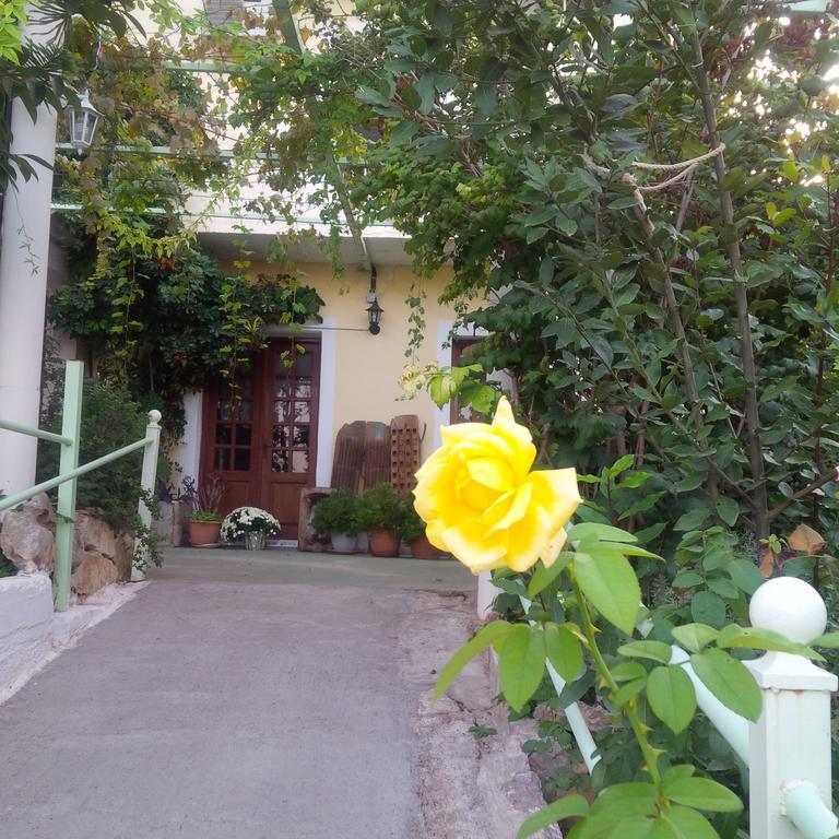 Manoleas Rooms To Let Leonidio Luaran gambar